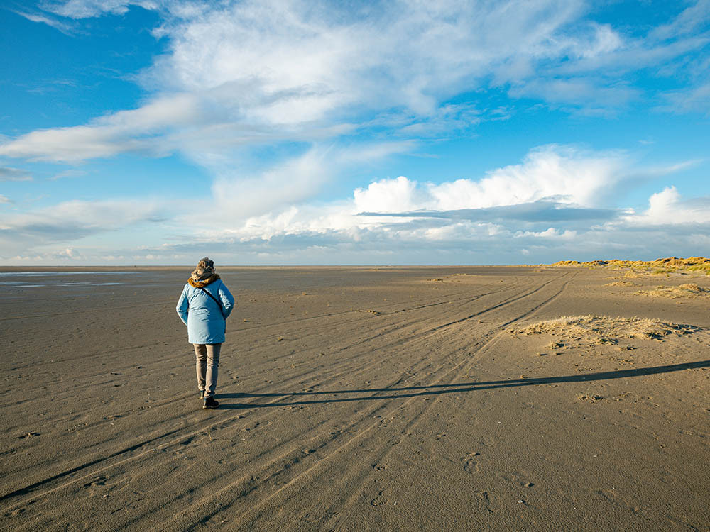 Strandwandeling in de winter