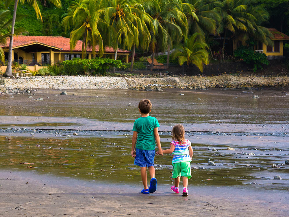 Strand met kinderen