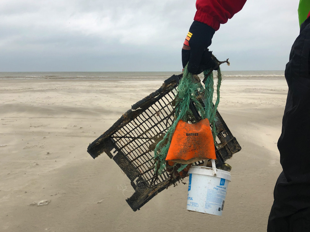 Afval rapen op Terschelling