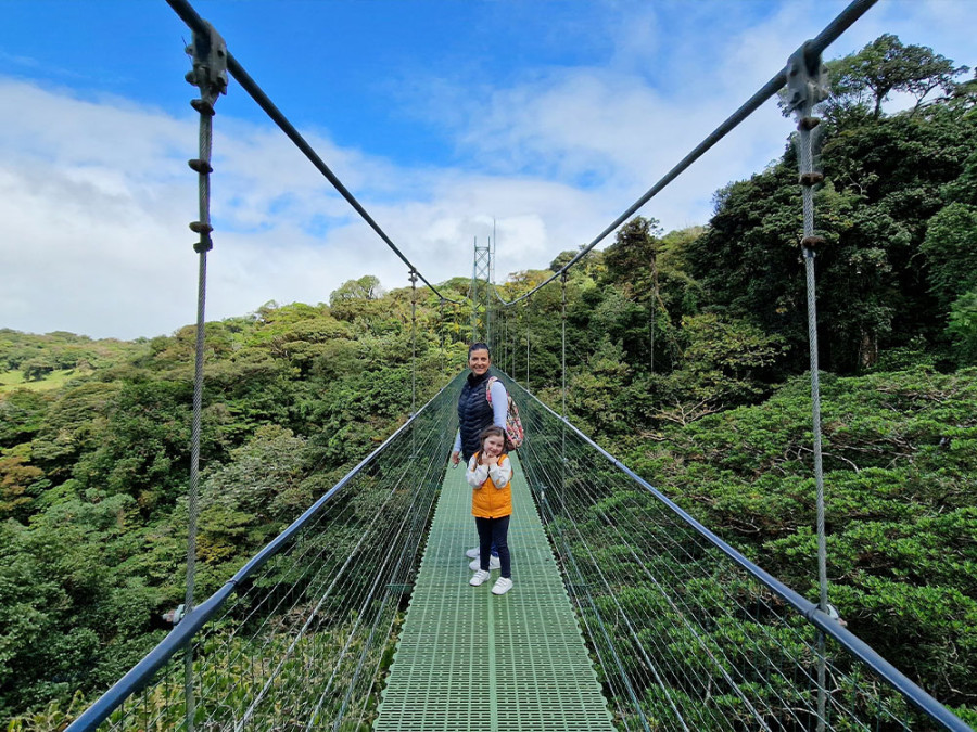 Wandelen over hangbruggen Costa Rica