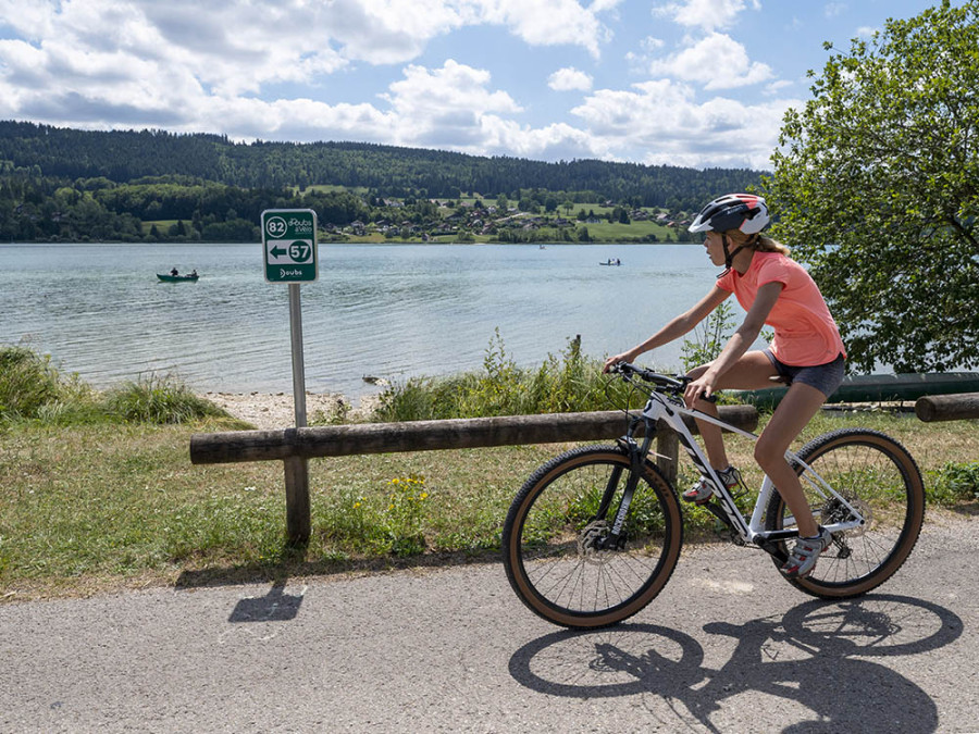 Fietsen langs Lac de Saint-Point