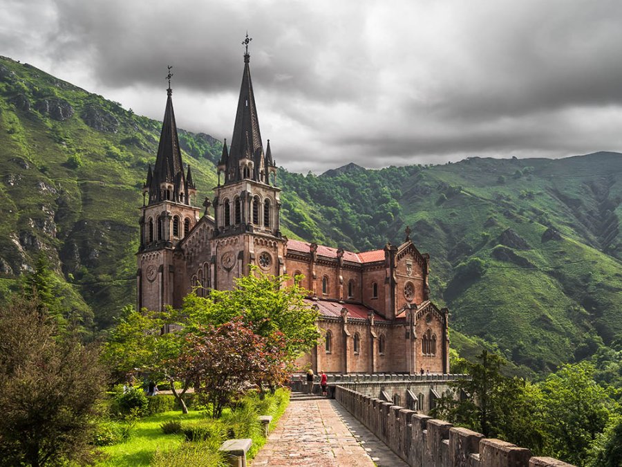 Basilica de Santa maria la Real de Covadonga Basilica de Santa maria la Real de Covadonga